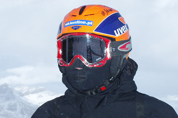 Gogle i kask uzupełniaja ochronę przed wiatrem i mrozem Gogle i kask uzupełniaja ochronę przed wiatrem i mrozem