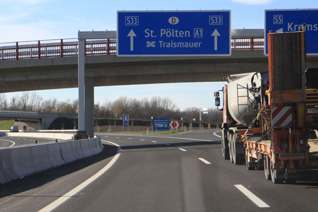 Zjazd na autostradę S33 fot.skionline.pl Zjazd na autostradę S33 fot.skionline.pl